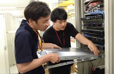 サーバールームでの作業風景