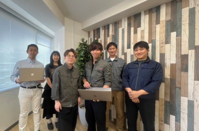 オフィスでのチーム写真